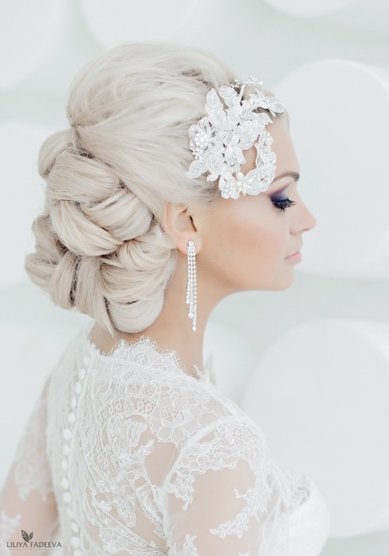 Прическа на свадьбу Собранная прическа с украшением (W15988) - Агентство стилистов Websalon Wedding...