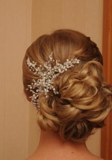 Прическа на свадьбу боковой пучек (В16028) - Студия свадебного стиля Веста