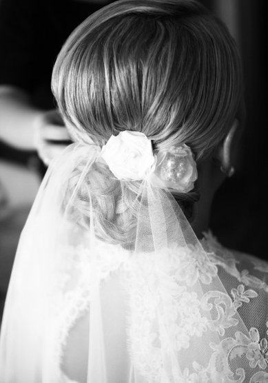 Прическа на свадьбу Заниженный пучек (В16032) - Студия свадебного стиля Веста