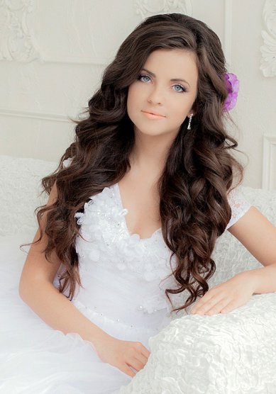 Прическа на свадьбу Принцесса с локонами и цветами (С17508) - Стилист-визажист Олеся Чорная...