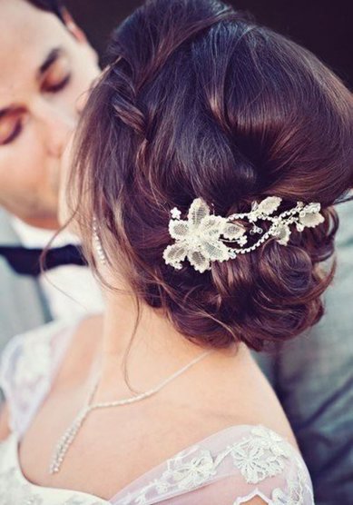 Прическа на свадьбу Объемная свадебная прическа (S17856) - Свадебная студия SilverSalon