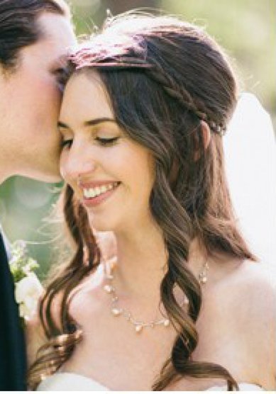 Свадебная прическа Элегантная с украшением (S17865) - Свадебная студия SilverSalon