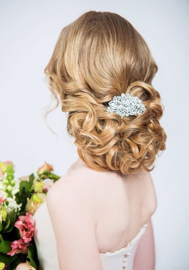 Прическа на свадьбу Мадлен с брошью (В17890) - Студия свадебного стиля Веста