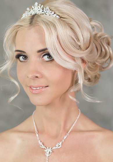 Прическа на свадьбу Собранная с объемным пучком,диадема (С18228) - Стилист-визажист Олеся Чорная...