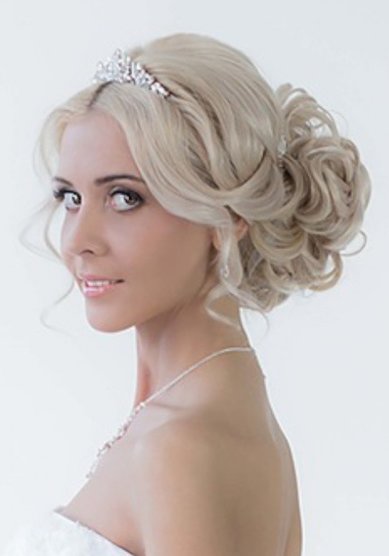 Свадебная прическа Собранная с объемным пучком,диадема (С18229) - Стилист-визажист Олеся Чорная...