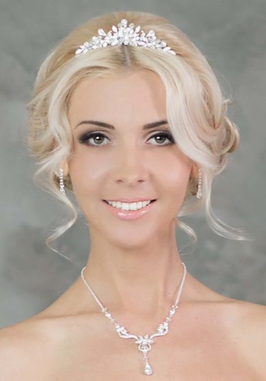 Прическа на свадьбу Собранная с объемным пучком,диадема (С18230) - Стилист-визажист Олеся Чорная...