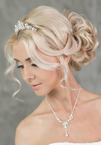 Свадебная прическа Собранная с объемным пучком,диадема (С18231) - Стилист-визажист Олеся Чорная...