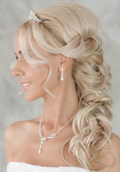 Прическа на свадьбу Греческая на плечо с диадемой (С18232) - Стилист-визажист Олеся Чорная...