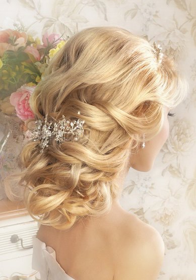 Прическа на свадьбу Объемная собранна прическа (С18246) - Стилист-визажист Олеся Чорная...