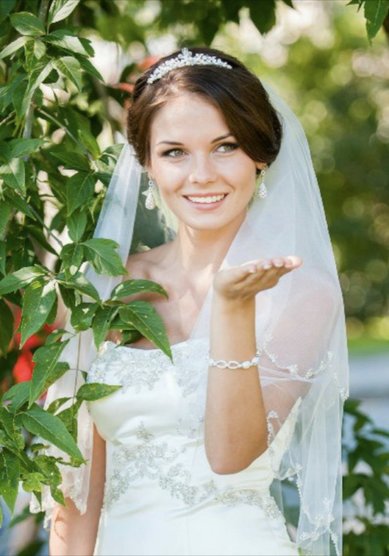 Прическа на свадьбу Собранная с объемным пучком,диадема (С18726) - Стилист-визажист Олеся Чорная...