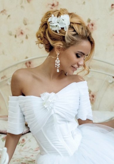 Свадебная прическа Собранная объемная с плетением (С18731) - Стилист-визажист Олеся Чорная...