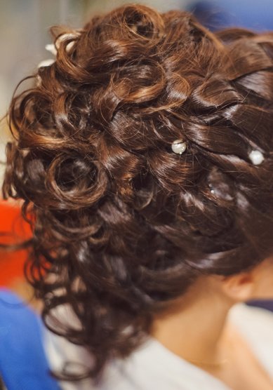 Прическа на свадьбу Собранный каскад (М18872) - Стилист-визажист Москвичка