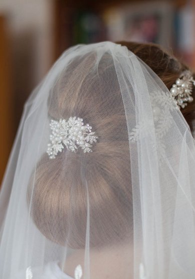 Прическа на свадьбу Классический низкий пучок (М18876) - Стилист-визажист Москвичка