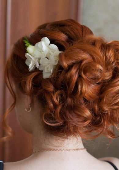 Прическа на свадьбу Воздушный пучок с цветами (М18888) - Стилист-визажист Москвичка