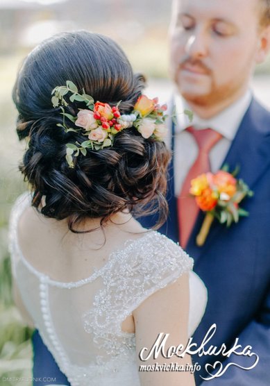 Прическа на свадьбу Воздушный пучок из локонов (М18894) - Стилист-визажист Москвичка