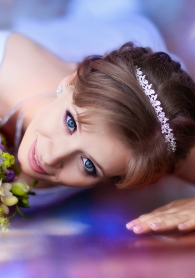 Прическа на свадьбу Укладка челки (М18900) - Стилист-визажист Москвичка