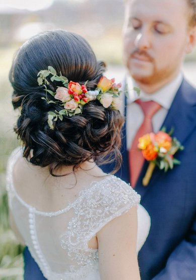 Свадебная прическа Низкий пучок из локонов (М19053) - Стилист-визажист Москвичка