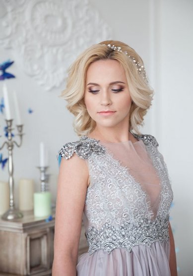 Свадебная прическа низкий пучок из локонов (М19059) - Стилист-визажист Москвичка