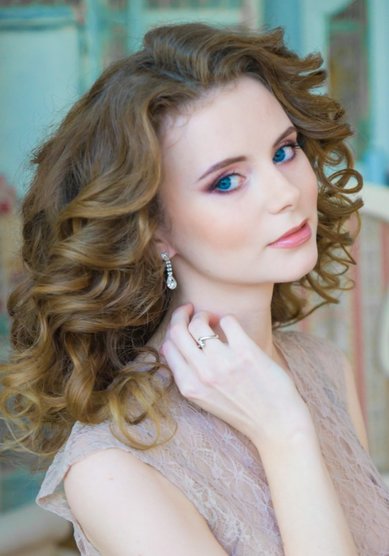 Свадебная прическа Объемные локоны (B19383) - Стилист-визажист BridesDay