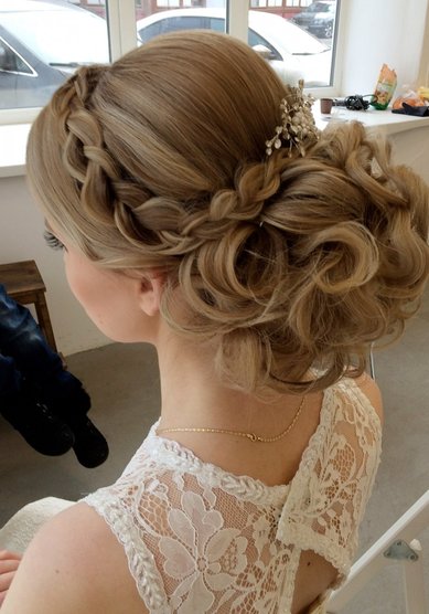 Свадебная прическа Объемный пучок с плетением (B19397) - Стилист-визажист BridesDay