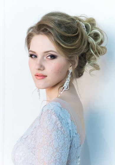 Прическа на свадьбу Объемный легкий пучок (B19406) - Стилист-визажист BridesDay