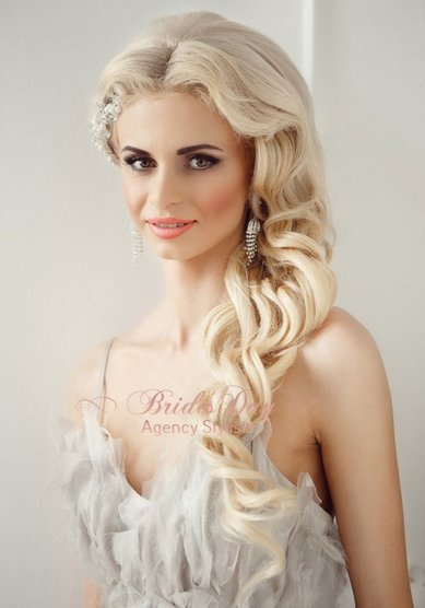 Прическа на свадьбу Принцесса Крита (B19440) - Стилист-визажист BridesDay