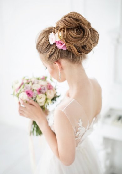 Прическа на свадьбу Высокий свободный пучок (М19564) - Стилист-визажист Москвичка