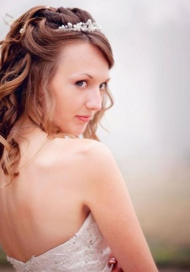 Прическа на свадьбу Загадочная романтика (Л20126) - Стилист-визажист Лиза Золотая