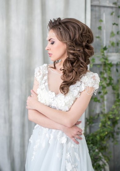Прическа на свадьбу Асимметричная греческая коса (М20384) - Стилист-визажист Москвичка...