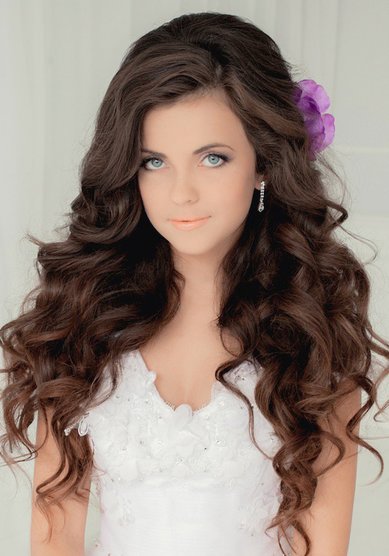 Свадебная прическа Прицесса с локонами и цветами (С17507) - Стилист-визажист Олеся Чорная...