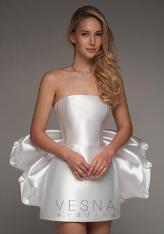 Свадебное платье Жаклин Силк Вайт-V70070. С прямой юбкой, короткое со шлейфом.