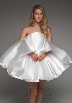 Свадебное платье Эйприл Силк Вайт-V70071. С пышной юбкой, короткое без шлейфа.