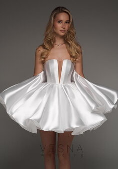 Свадебное платье Тильда Силк Вайт-V70072. С пышной юбкой, короткое без шлейфа.