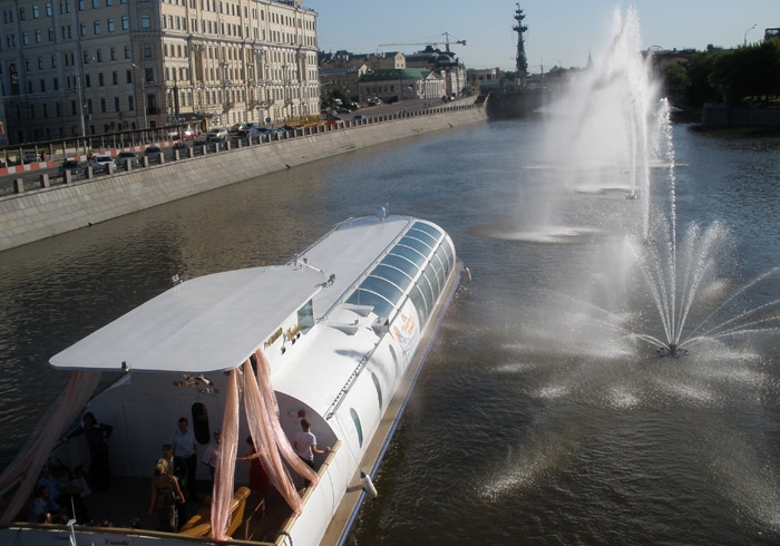 На водоотводном канале