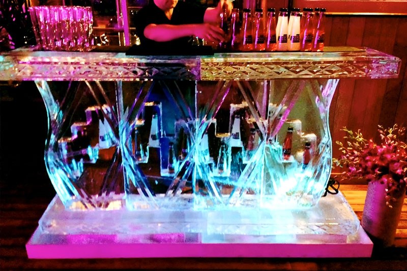 Барная стойка изо льда.