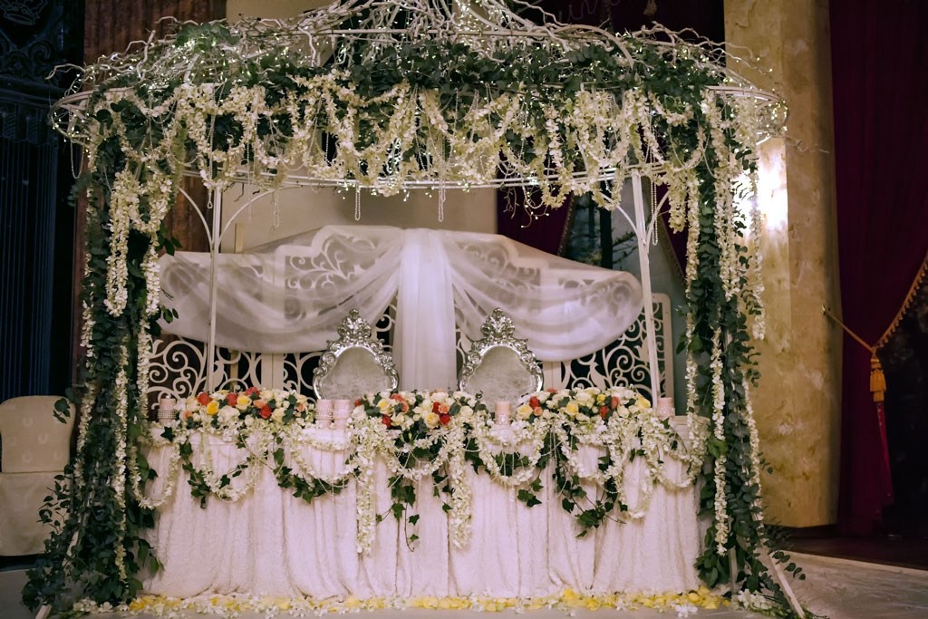 Стол жениха и невесты.