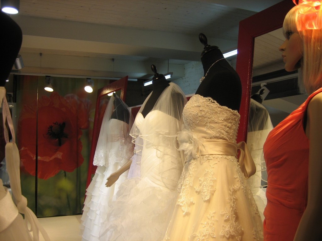 Платья на манекене в салоне на Новокузнецкой