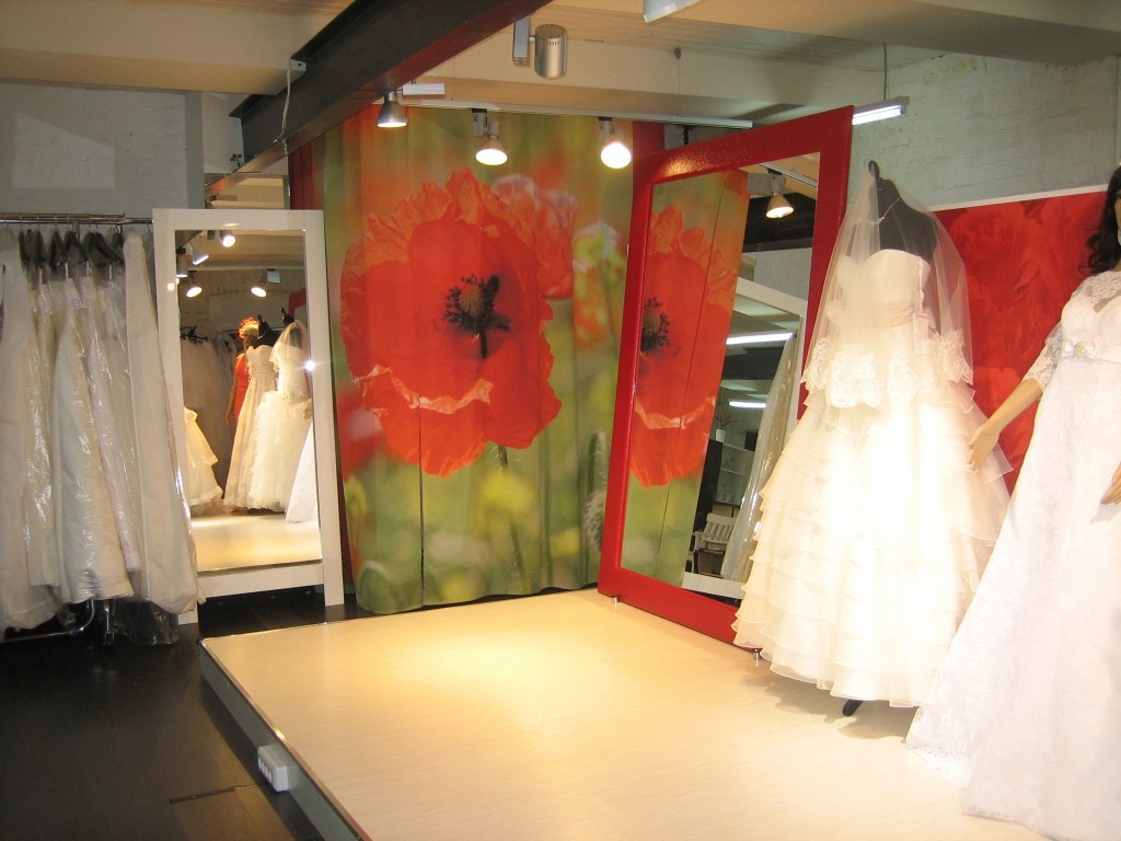 Подиум для примерки с большими зеркалами