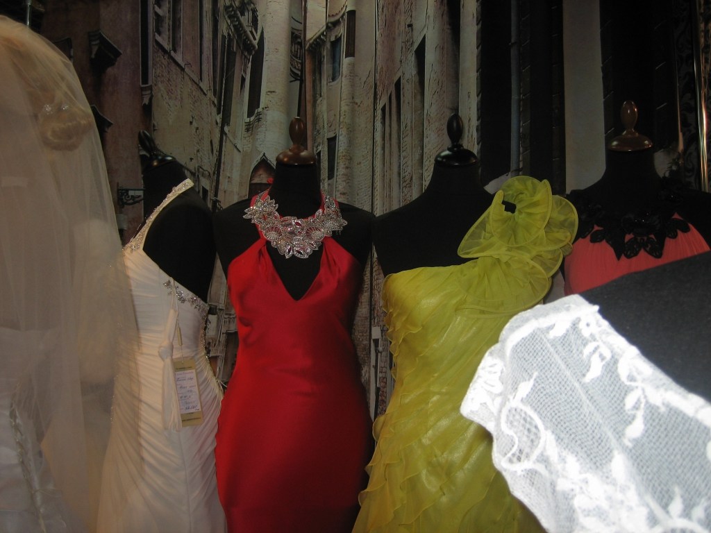 Вечерние и коктейльные платья в салоне на Сходненской