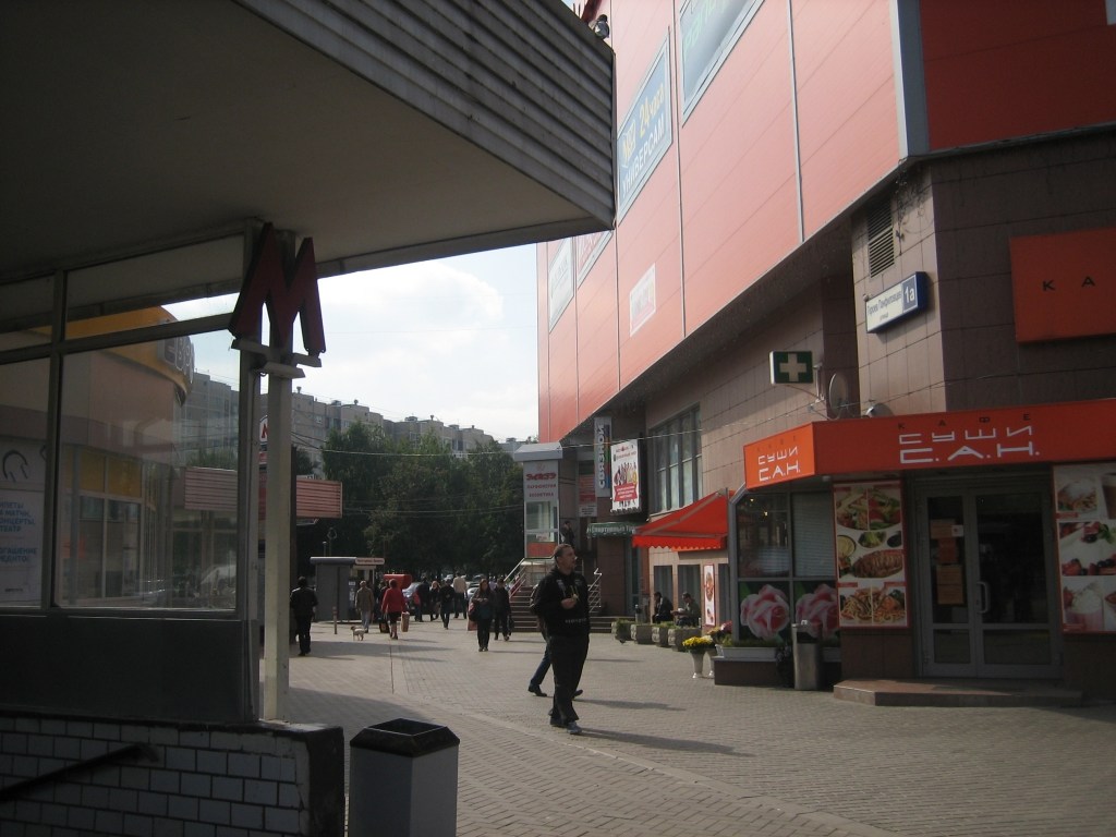 Выход их метро к ТЦ